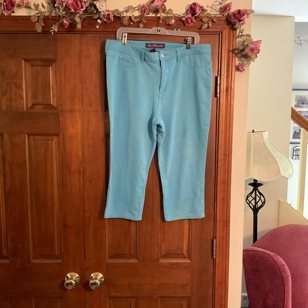 Gloria Vanderbilt Women's Light Blue Cropped Jeans